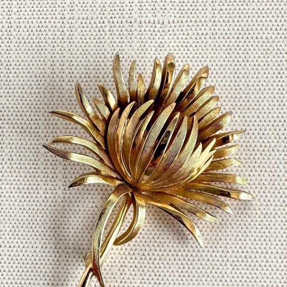 Crown Trifari Thistle Brooch Gold Tone 2.25 Inches - Picture 6 of 9